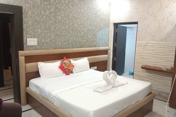 Deluxe Room, City View | Desk, laptop workspace, free WiFi