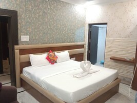 Habitación Deluxe, vistas a la ciudad | Ropa de cama hipoalergénica, colchones viscoelásticos, escritorio