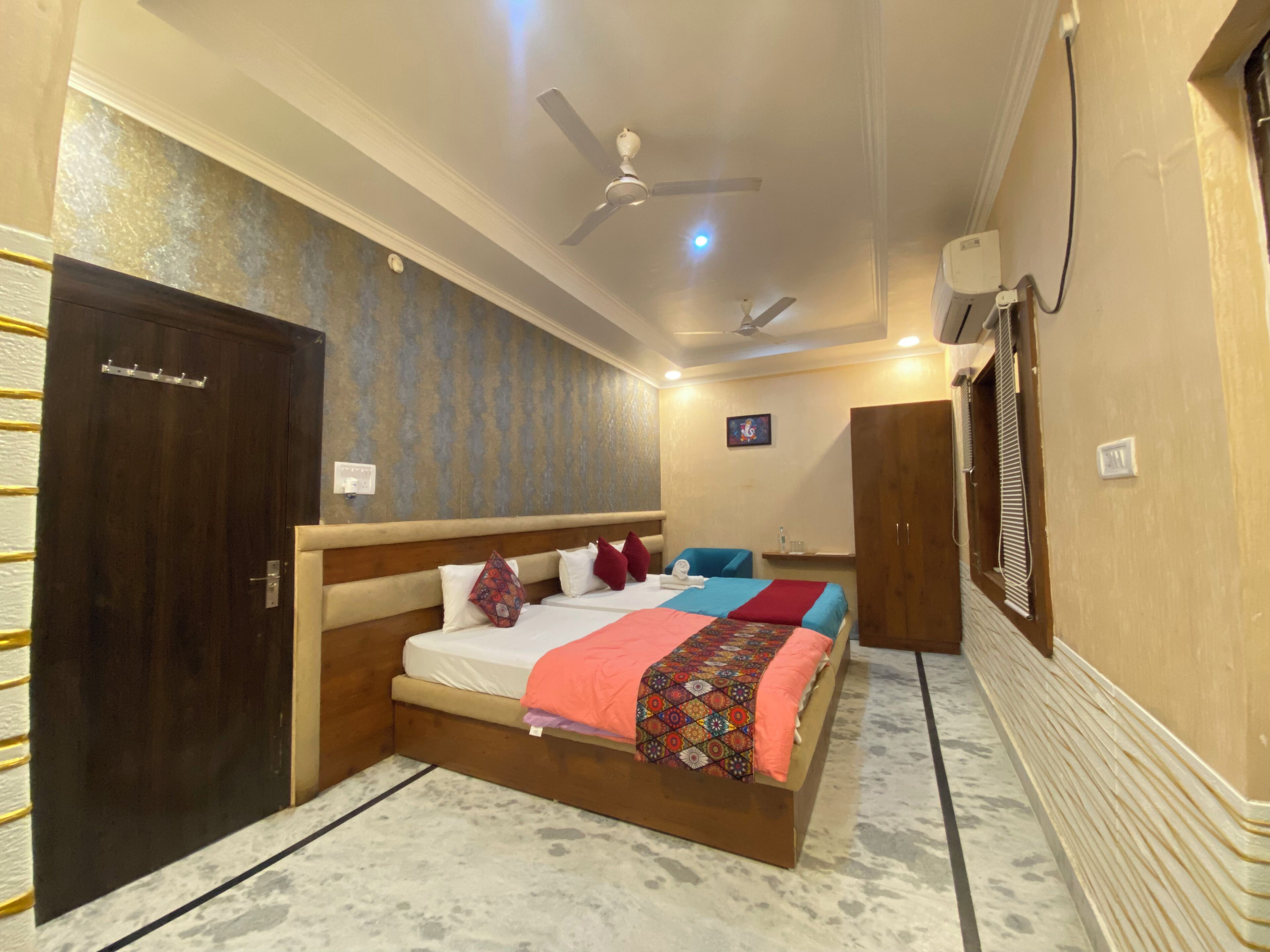 Familie driepersoonskamer, uitzicht op de stad | Een bureau, een laptopwerkplek, gratis wifi