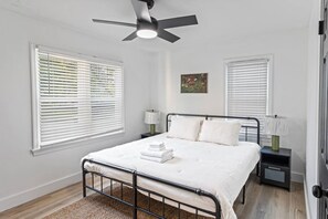 3 室のベッドルーム、アイロン / アイロン台、旅行用ベビーベッド、WiFi (無料)