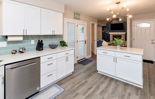 Modern Comfort in Des Moines` West Side 4BR/2.5BR