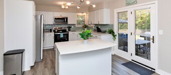 Modern Comfort in Des Moines` West Side 4BR/2.5BR