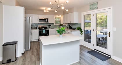 Modern Comfort in Des Moines` West Side 4BR/2.5BR