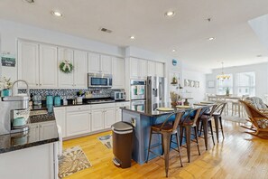 冷蔵庫、電子レンジ、オーブン、コンロ