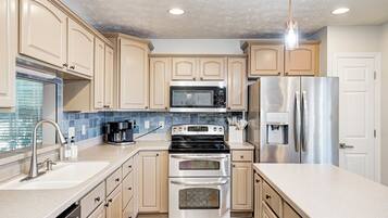 冰箱、微波炉、烤箱、炉灶