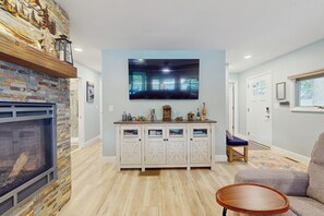 TV, fireplace