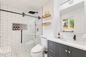 Douche, sèche-cheveux, serviettes fournies