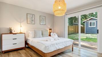 3 bedrooms, desk, iron/ironing board, free WiFi