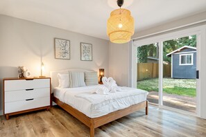 3 habitaciones, escritorio y tabla de planchar con plancha