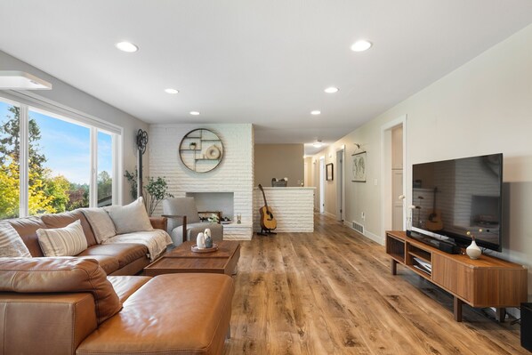 Smart TV, libros, oficina, monitor de computadora