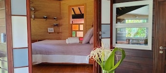 Fare Mama Fenua - Mother Earth House. Double bungalow on Whale Beach
