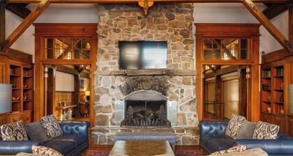 Lux Stay USA |Ballhooter Lift line| Ski-In/Out| Hot tub