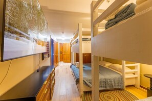 3 bedrooms, desk, iron/ironing board, free WiFi