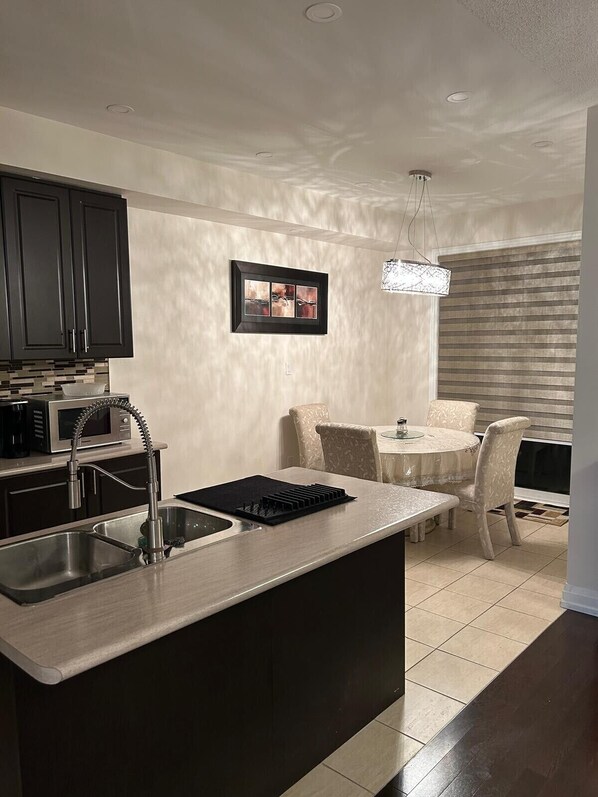 Micro-ondes, four, plaque de cuisson