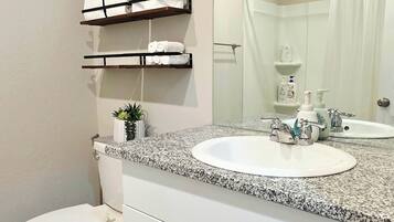 Een haardroger, een bidet, handdoeken, zeep