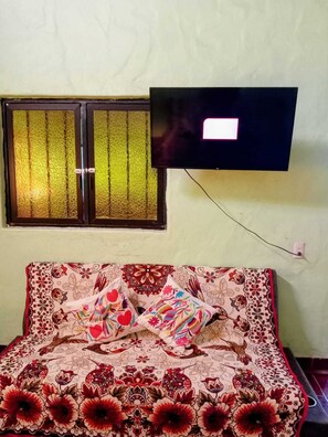 3 bedrooms, iron/ironing board, internet, bed sheets