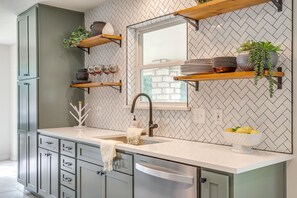 冷蔵庫、電子レンジ、オーブン、コンロ