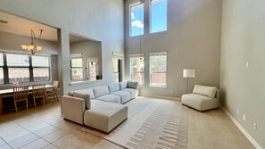 Living area - Marvelous 3-bedroom house with pool in Leander (Leander)