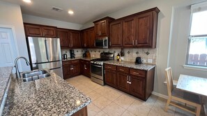 Private kitchen - Marvelous 3-bedroom house with pool in Leander (Leander)
