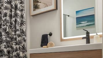 HÄrtork, handdukar, tvÄl och schampo