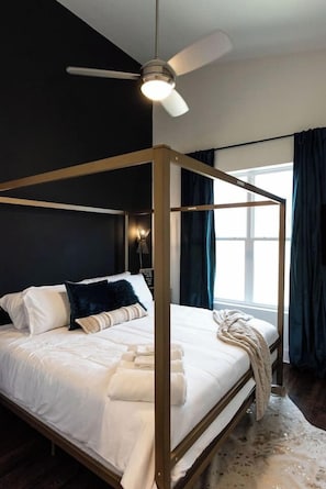 4 bedrooms, iron/ironing board, WiFi, bed sheets