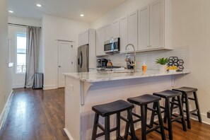 Fridge, microwave, oven, stovetop - Long Term Hillsboro Village Home, Close to Vandy, Rooftop Deck, Garage Parking, Perfect for Students, Walk to Campus, 24 Hr Hospitality (Nashville)