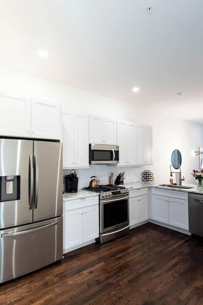 Køleskab, mikrobølgeovn, ovn, kogeplade