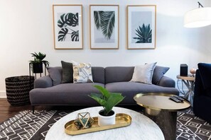 TV, offices - Long Term Hillsboro Village Home, Close to Vandy, Rooftop Deck, Garage Parking, Perfect for Students, Walk to Campus, 24 Hr Hospitality (Nashville)