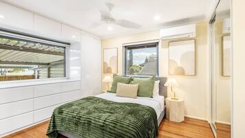 4 bedrooms, iron/ironing board, WiFi, bed sheets