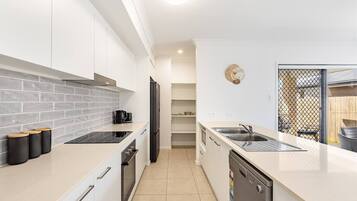 Refrigerador, microondas, horno, placa de cocina