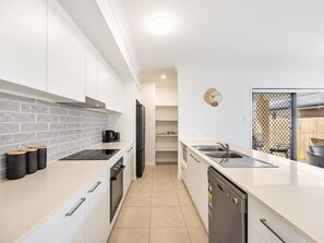 Frigorífico, microondas, horno y placa de cocina