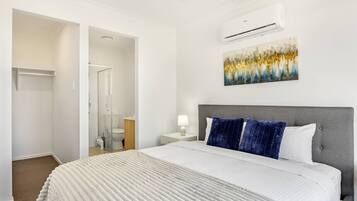 3 habitaciones, escritorio, tabla de planchar con plancha y wifi