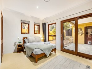 5 bedrooms, iron/ironing board, WiFi, bed sheets