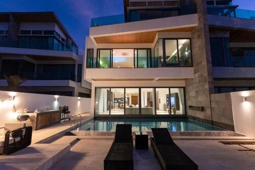 Beachfront Villa 3BR Infinity Pool V38