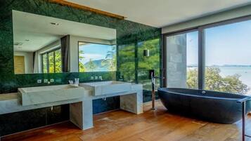 วิลล่า, ระเบียง | ห้องน้ำ