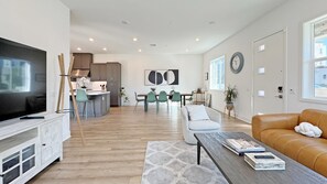 Living area - Fabulous 4-bedroom house with AC in irvine Lake Forest (Lake Forest)
