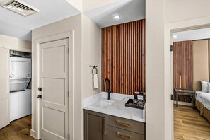 Regadera, secadora de cabello, toallas, shampoo 