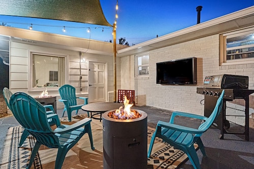 3br/2ba Outdoor area/2 Living Rooms/Wellness/Fenced In Yard
