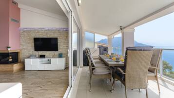 Apartment | Dining