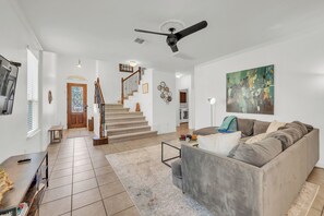 TV - Charming 4-bedroom house in delightful LakeWay with AC (LakeWay)