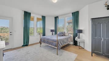 4 bedrooms, desk, iron/ironing board, WiFi