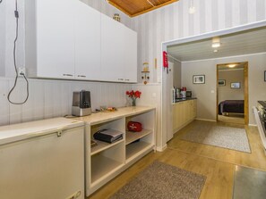 Fridge, microwave, dishwasher, cookware/dishes/utensils - Perälän pirtti by Interhome (Posio)