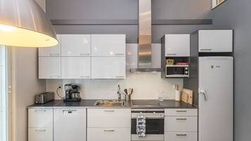 Fridge, microwave, dishwasher, cookware/dishes/utensils