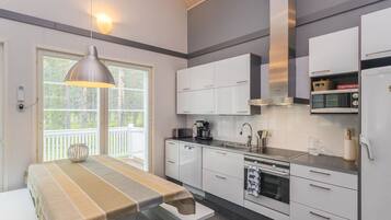 Fridge, microwave, dishwasher, cookware/dishes/utensils