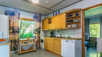 KĂŒhlschrank, Mikrowelle, GeschirrspĂŒler, Kochgeschirr/Geschirr/Besteck