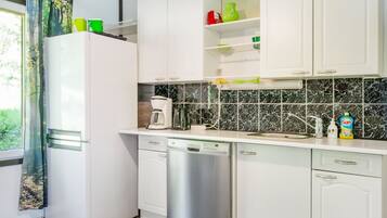 Jääkaappi, mikroaaltouuni, uuni, astianpesukone