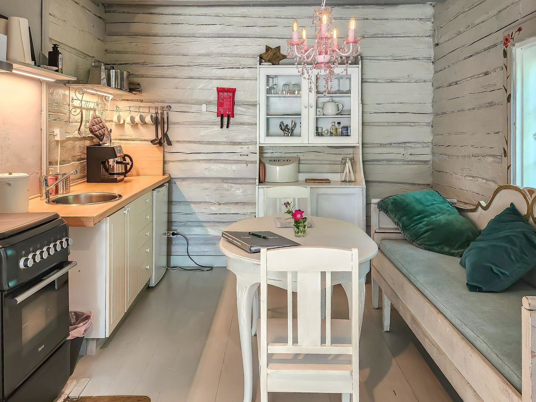 Køleskab, køkkentøj/tallerkener/redskaber