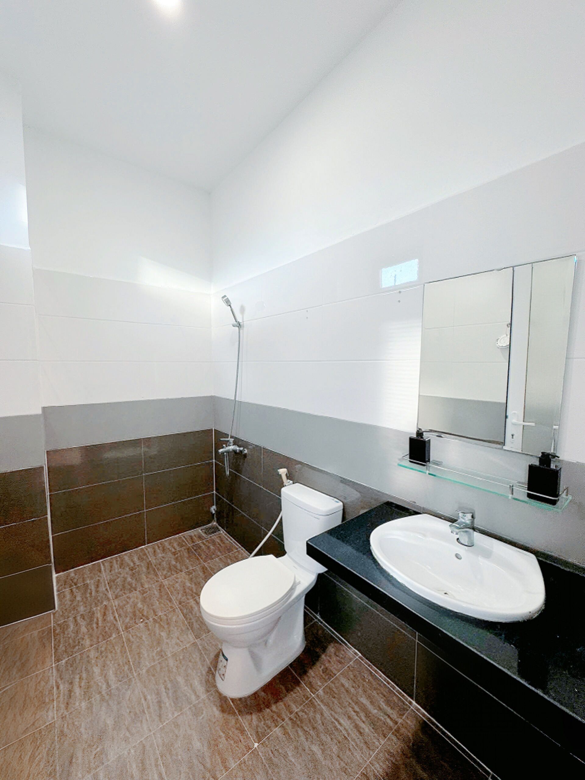 Superior-dobbeltværelse | Badeværelse | Bruser, hårtørrer, hjemmesko, håndklæder