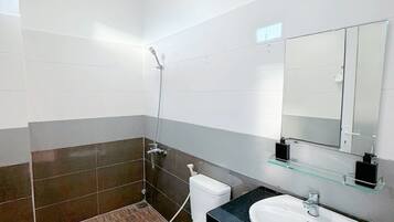 Superior-Doppelzimmer | Badezimmer | Dusche, Haartrockner, Hausschuhe, Handtücher