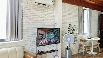 Estudio Deluxe | Área de sala de estar | Televisión LED de 32 pulgadas con canales digitales